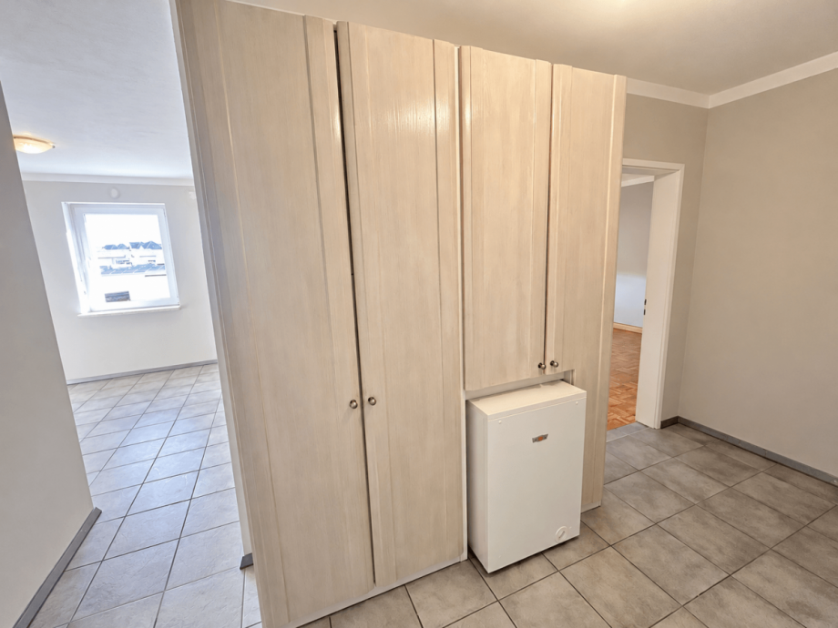 Flur mit praktischem Einbauschrank Etagenwohnung Weiden in der Oberpfalz