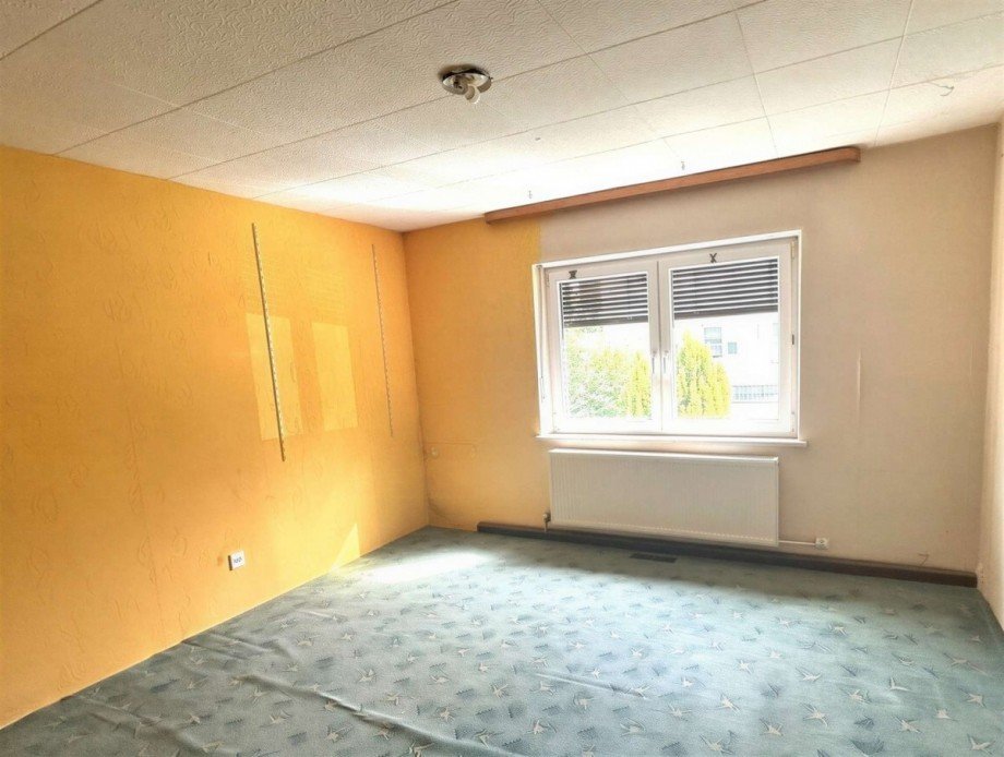 Schlafzimmer EG KI-bearbeitet: M�bel/Gegenst�nde digital entfernt Einfamilienhaus Weiden in der Oberpfalz