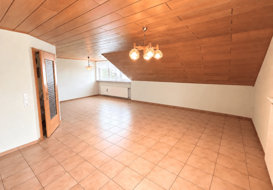 Wohnzimmer OG - KI-bearbeitet geleert Zweifamilienhaus Flo�