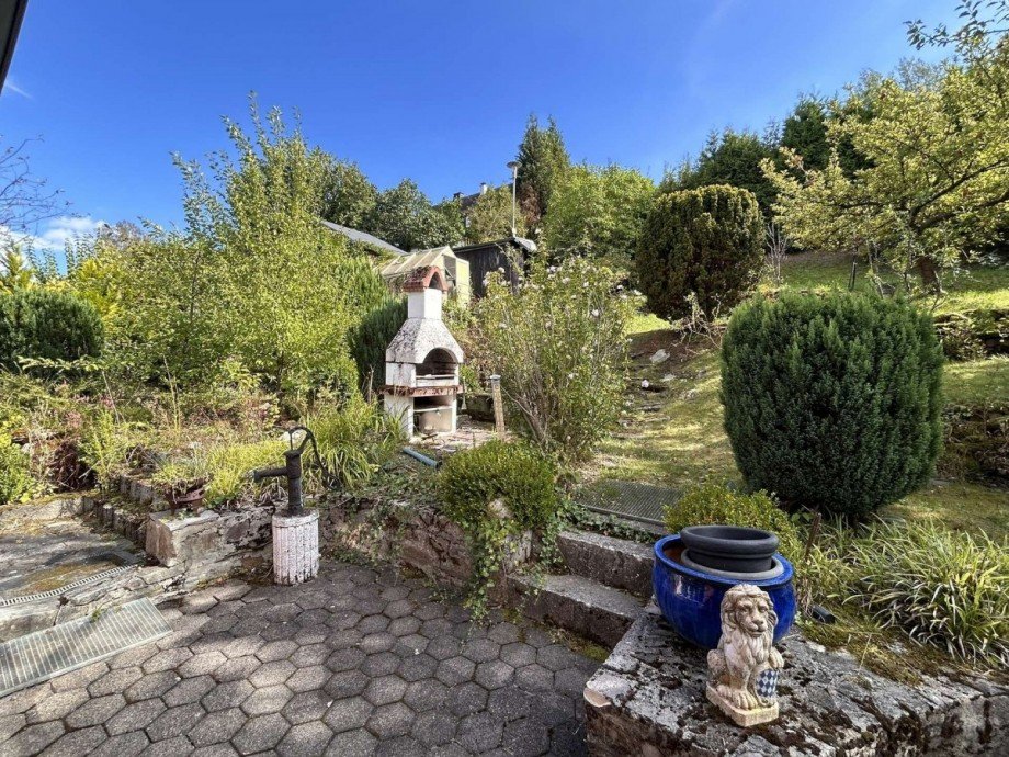 Garten mit Grillkamin Einfamilienhaus Marktredwitz