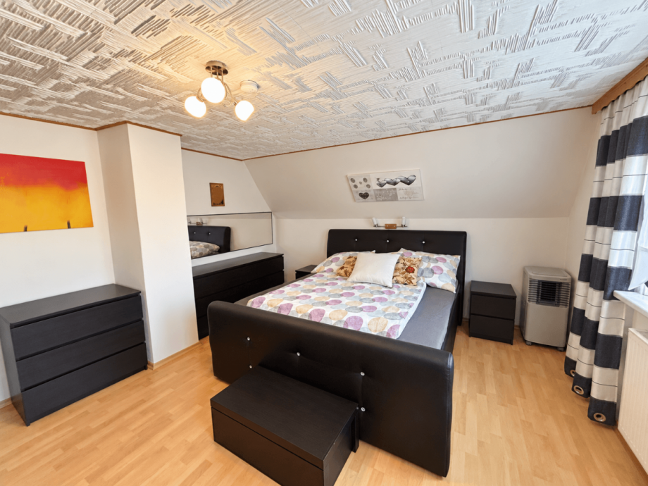 Schlafzimmer (KI-bearbeitet: Gegenst�nde entfernt) Einfamilienhaus Marktredwitz