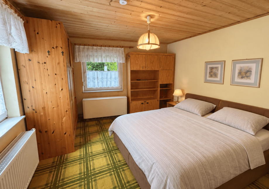 Schlafzimmer OG (KI-bearbeitet: Gegenst�nde entfernt/Deko erg�nzt) Stadthaus Neustadt an der Waldnaab
