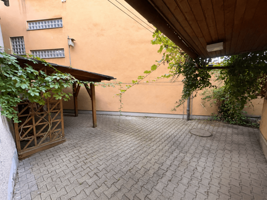 Innenhof (KI-bearbeitet: Gegenst�nde entfernt) Stadthaus Neustadt an der Waldnaab