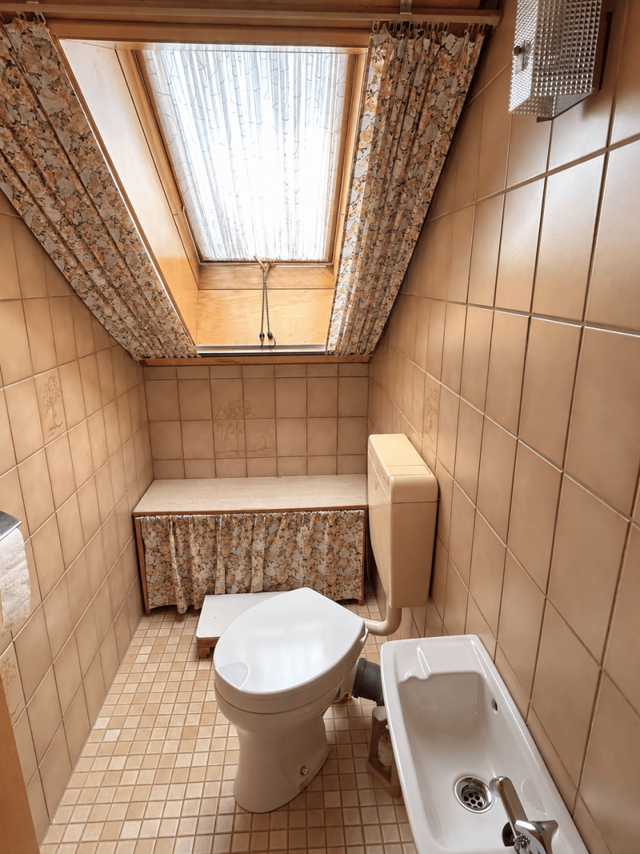 G�ste-WC OG - KI-bearbeitet: Gegenst�nde entfernt Zweifamilienhaus Flo�