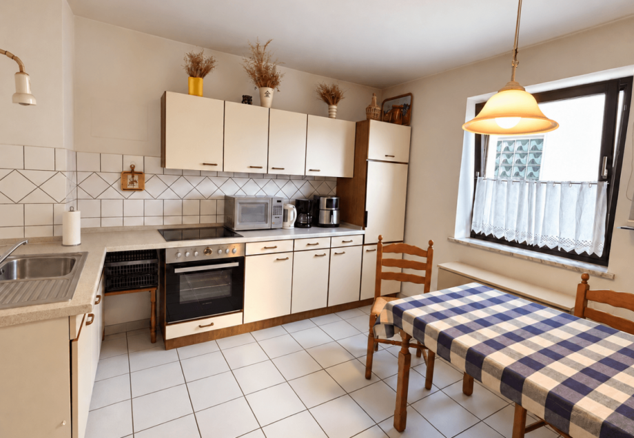 K�che (KI-bearbeitet: Gegenst�nde entfernt) Etagenwohnung T�nnesberg