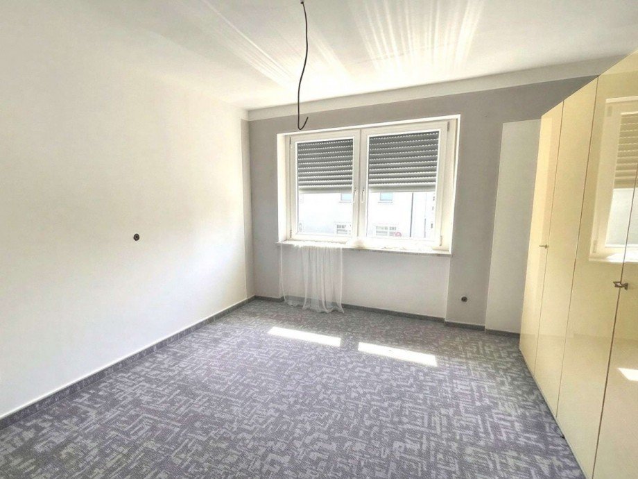 Zimmer 2 OG (KI-bearbeitet: M�bel/Gegenst�nde entfernt) Einfamilienhaus Weiden in der Oberpfalz