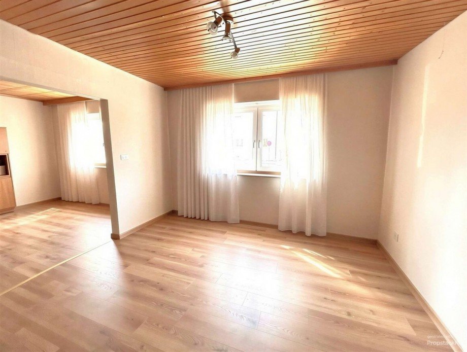 Wohnbereich EG (KI-bearbeitet: M�bel/Gegenst�nde entfernt) Einfamilienhaus Weiden in der Oberpfalz