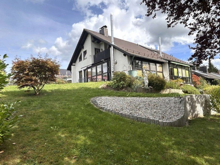 Hauptbild: Imposant und au�ergew�hnlich: Gro�z�giges Haus mit Einliegerwohnung, Doppelgarage und Gartenoase