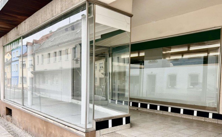Au�enansicht Windischeschenbach Einzelhandel PROVISIONSFREI! Gro�z�gige Gewerbefl�che in Bestlage mit gro�er Schaufensterfront - flexible Nutzung