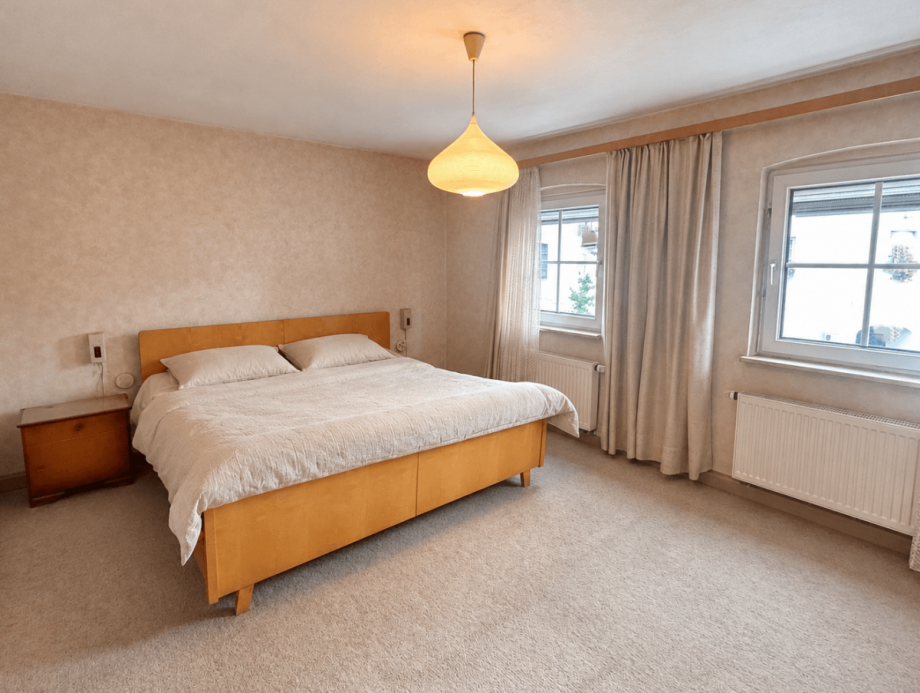 Schlafzimmer DG (KI-bearbeitet: Gegenst�nde entfernt) Stadthaus Neustadt an der Waldnaab