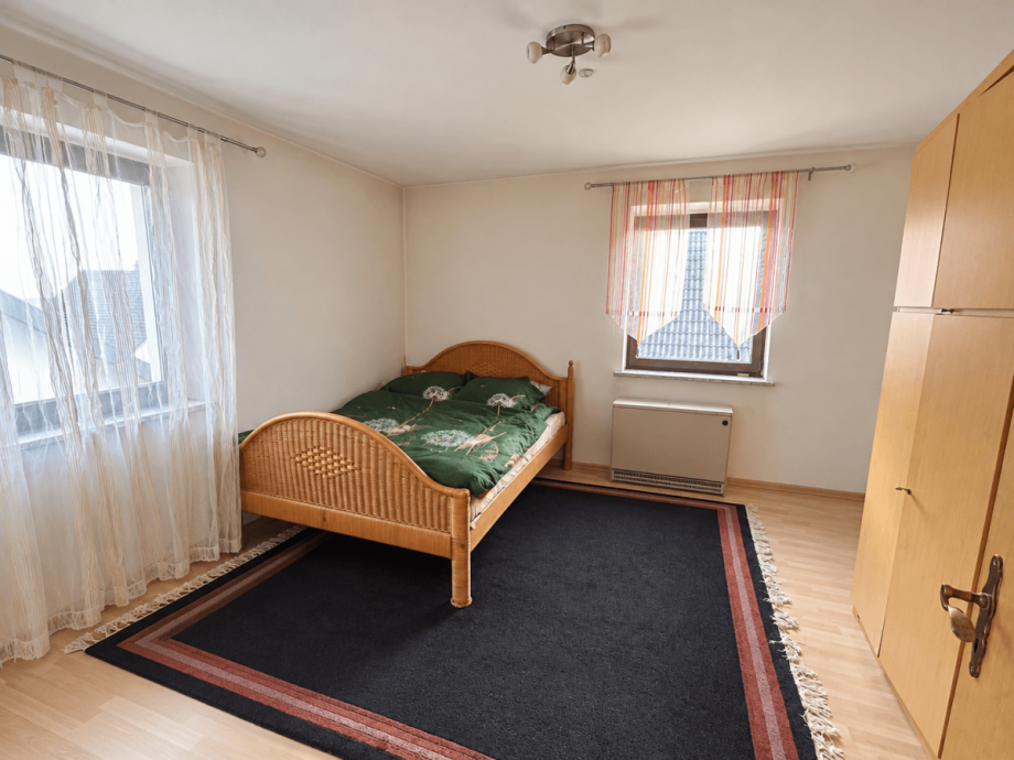 Schlafzimmer (KI-bearbeitet: Gegenst�nde entfernt) Etagenwohnung T�nnesberg